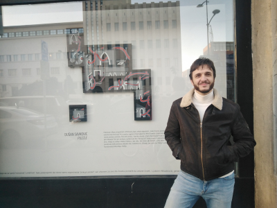 Slikar Dušan Savković ispred njegove slike PUZZLE, galerija Na štrafti, Novi Sad 2024