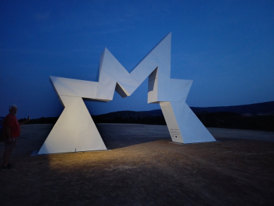 Skulptura ZAMISLI ŽELJU, metal, 850x550x110cm, 2024