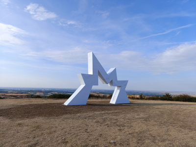 Skulptura ZAMISLI ŽELJU, metal, 850x550x110cm, 2024 god.