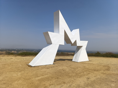 Skulptura ZAMISLI ŽELJU, metal, 850x550x110cm, 2024 god.