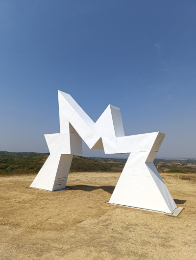 Skulptura ZAMISLI ŽELJU, metal, 850x550x110cm, 2024 god.