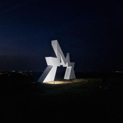 Skulptura ZAMISLI ŽELJU, metal, 850x550x110cm, 2024 god.