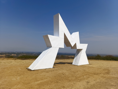 Skulptura ZAMISLI ŽELJU, metal, 850x550x110cm, 2024 god.