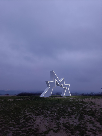 Skulptura ZAMISLI ŽELJU, metal, 850x550x110cm, 2024 god.