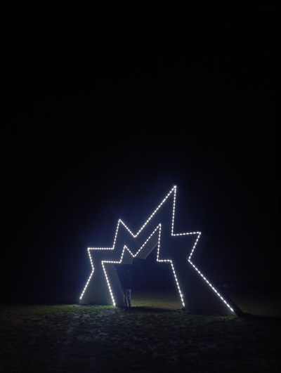 Skulptura ZAMISLI ŽELJU, metal, 850x550x110cm, 2024 god.